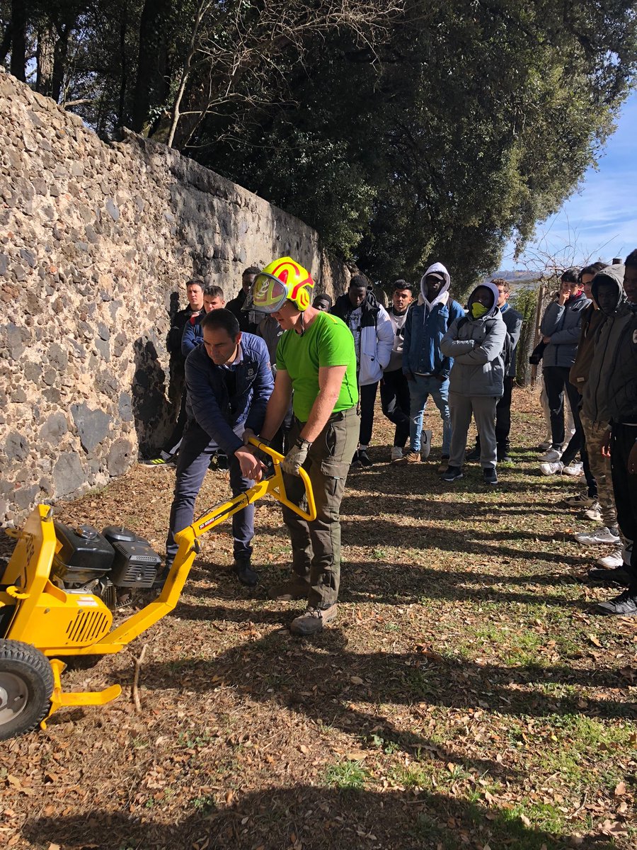 EpiaOlot's tweet image. Els alumnes del PFI d''Auxiliar d'Activitats forestals han participat avui en una Jornada tècnica sobre "Argonomia i seguretat en maquinària" a l'INS La Garrotxa.
#FPOLOT @inslagarrotxa