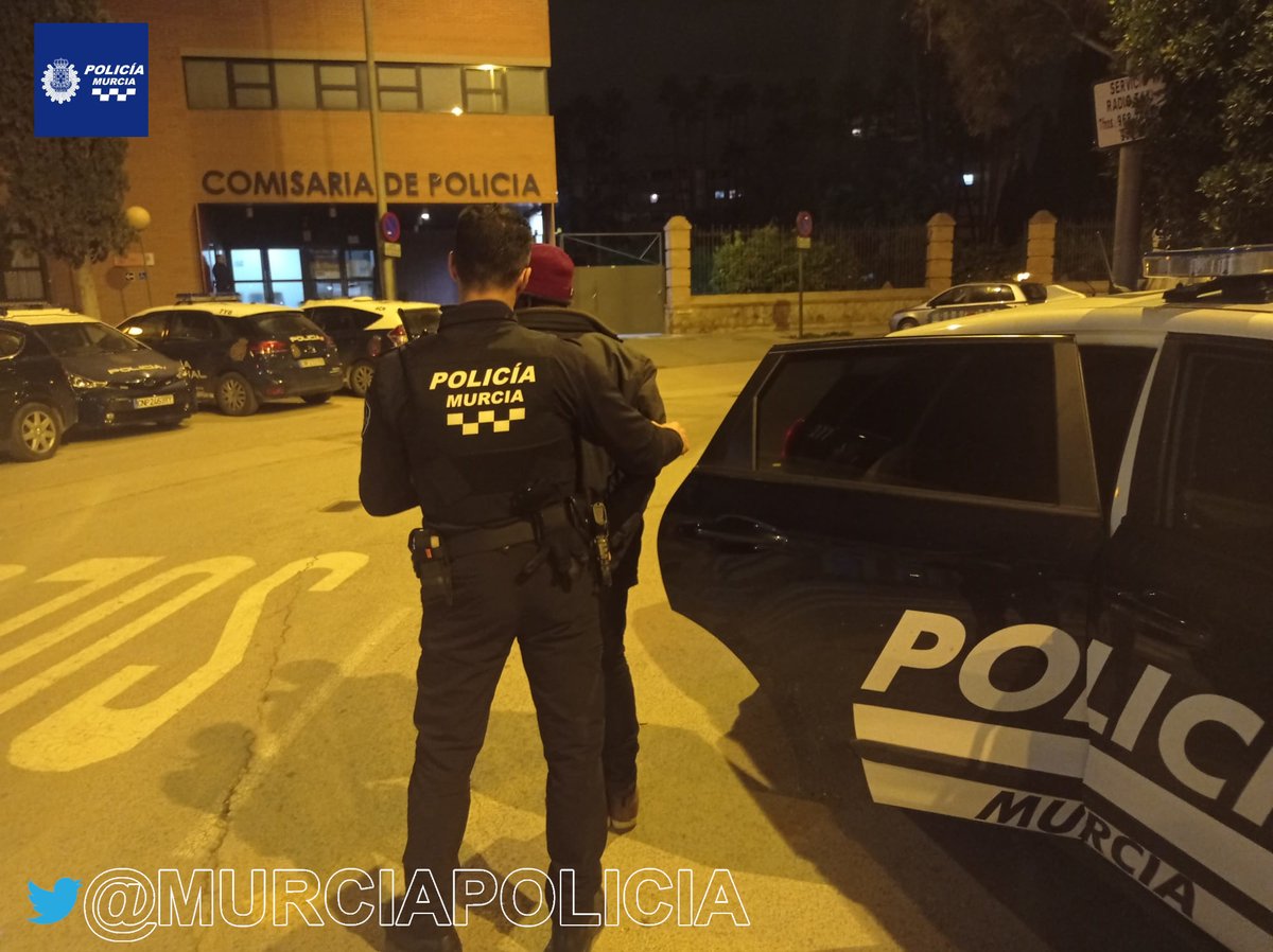 Detenido anoche un varón por allanamiento de morada y empujar a los propietarios al sorprenderlos, en #Barriomar

👉🏼 El sujeto fue interceptado por los agentes de Seguridad Ciudadana gracias a la descripción facilitada por los propietarios de la vivienda.