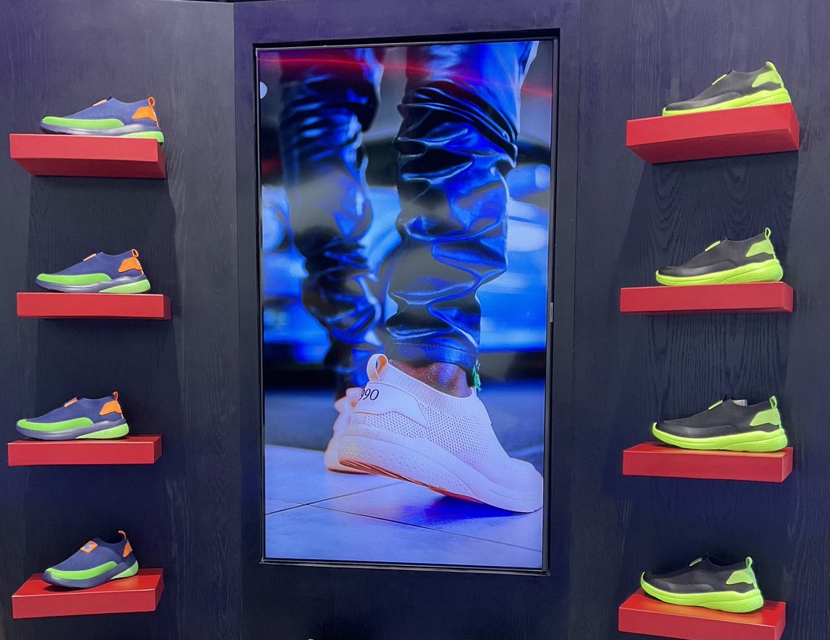rootoffame's tweet photo. Sneaker heads unite and step up your sneaker game 👊🏽
#RF990 https://t.co/Wgs8GNPiOO
