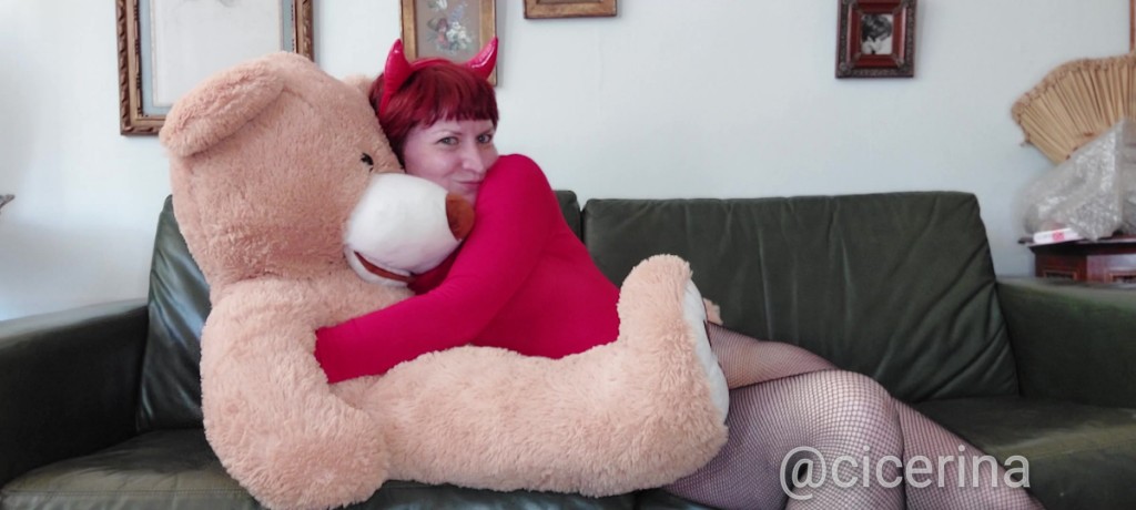 Guy, on my Snapchat, "I'm not into paying for content, but I respect the hustle." Same guy today "I just subscribed to your Onlyfans to watch you fuck that teddy." 🤣