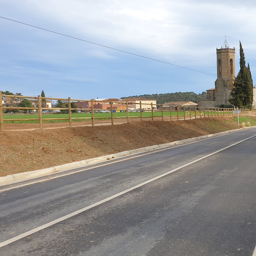 santaularia_cat's tweet photo. #Tanca texana 🤠 de pals rodons molt decorativa, i amb un toc rústic, instal·lada per Santaulària Equipaments Urbans. Fabricada amb fusta de pi tractada a l'autoclau, actua com a barrera de protecció en el carril bici de Monells i Madremanya. https://t.co/pFWD4nVf0L