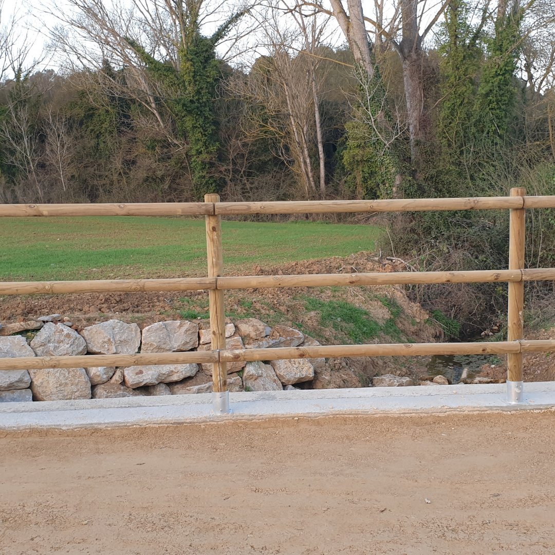 santaularia_cat's tweet photo. #Tanca texana 🤠 de pals rodons molt decorativa, i amb un toc rústic, instal·lada per Santaulària Equipaments Urbans. Fabricada amb fusta de pi tractada a l'autoclau, actua com a barrera de protecció en el carril bici de Monells i Madremanya. https://t.co/pFWD4nVf0L