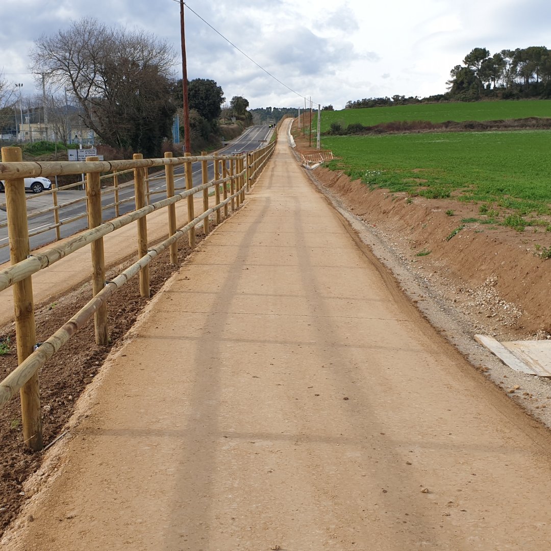 santaularia_cat's tweet photo. #Tanca texana 🤠 de pals rodons molt decorativa, i amb un toc rústic, instal·lada per Santaulària Equipaments Urbans. Fabricada amb fusta de pi tractada a l'autoclau, actua com a barrera de protecció en el carril bici de Monells i Madremanya. https://t.co/pFWD4nVf0L