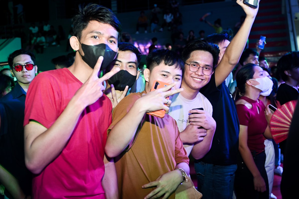 _leemarso_'s tweet photo. Leemar "Ang dakilang photobomber" Bonite https://t.co/joJtvfK3rM