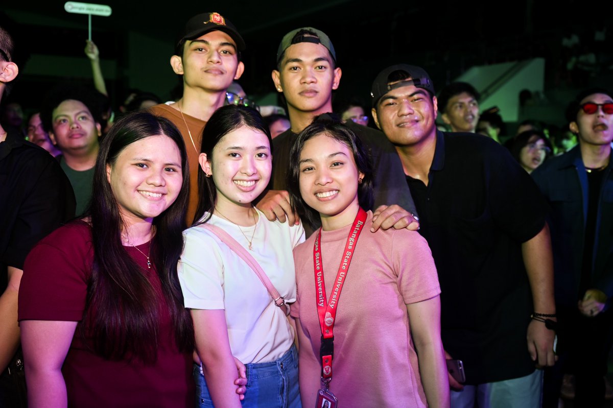 _leemarso_'s tweet photo. Leemar "Ang dakilang photobomber" Bonite https://t.co/joJtvfK3rM