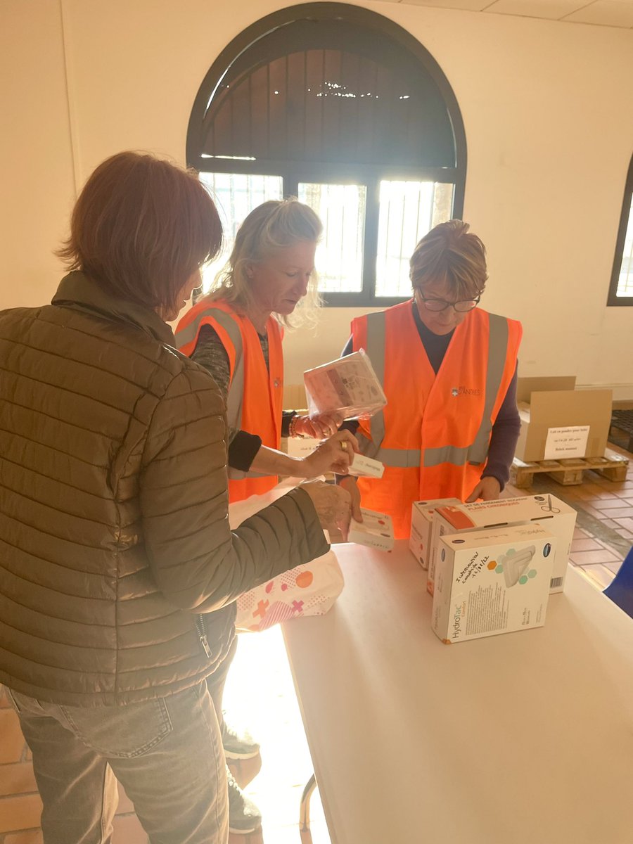 MarikaRoman's tweet photo. Avec nos réservistes de la Reserve Communale de #SecuriteCivile de la ville d’#Antibes mobilisés pour la collecte de dons pour les sinistrés du terrible #SeismeTurquieSyrie 👉c’est aux Espaces du Fort Carré de 9h à 18h jusqu’à vendredi #solidarité https://t.co/paEk8F6DZR