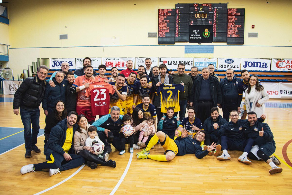 ASantosFutsal's tweet photo. Final Coppa Della Divisione ✅
Final Four Coppa Italia ✅

Tutti insieme fino alla fine @realsangiuseppe 💪🏻🟡🔵

#halareal #squadra #coppaitalia #calcioa5 #seriea #uniti https://t.co/tsFLvcJKKX