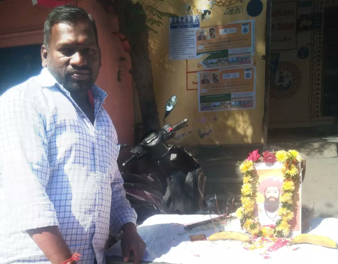 LBorabanda's tweet photo. బంజారా ఆరాధ్య దైవం శ్రీ సంత్ సేవాలాల్ మహారాజ్ సమాజ శ్రేయస్సు కోసం చూపించిన మార్గం ఆదర్శనీయం ఆ మహనీయుడి 284వ జయంతి సందర్భంగా వారికి ఘన నివాళులు💐💐 103బోరబండ డివిజన్ బి ఆర్ ఎస్ అధ్యక్షులు టేకుల కృష్ణమోహన్ ఏరియా సభ కమిటీ మెంబర్ తలారి అనిల్, గార్లు  పాల్గొన్నారు. https://t.co/LlSDpgSy68