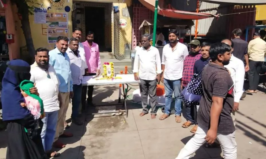 LBorabanda's tweet photo. బంజారా ఆరాధ్య దైవం శ్రీ సంత్ సేవాలాల్ మహారాజ్ సమాజ శ్రేయస్సు కోసం చూపించిన మార్గం ఆదర్శనీయం ఆ మహనీయుడి 284వ జయంతి సందర్భంగా వారికి ఘన నివాళులు💐💐 103బోరబండ డివిజన్ బి ఆర్ ఎస్ అధ్యక్షులు టేకుల కృష్ణమోహన్ ఏరియా సభ కమిటీ మెంబర్ తలారి అనిల్, గార్లు  పాల్గొన్నారు. https://t.co/LlSDpgSy68