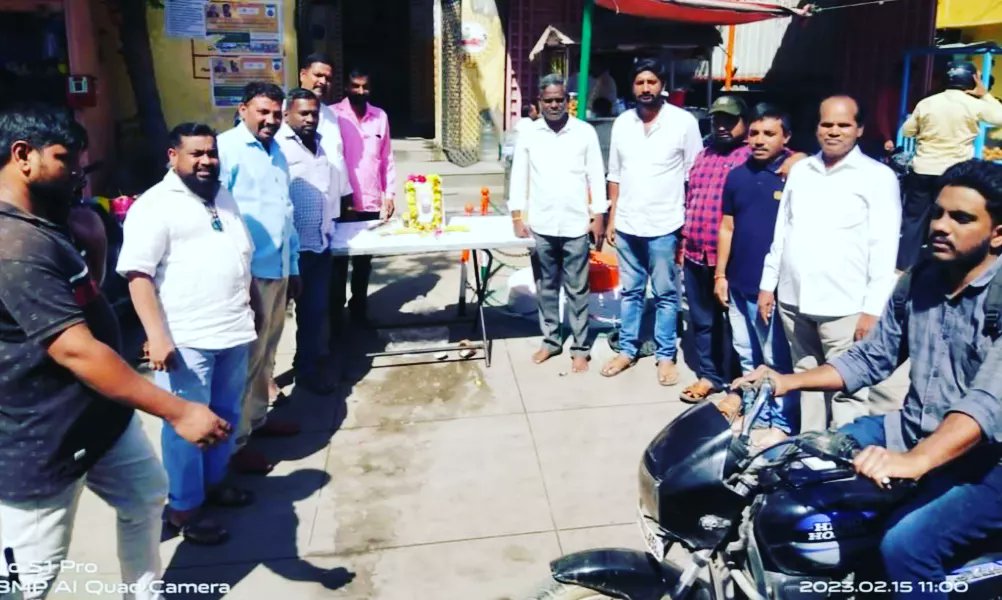 LBorabanda's tweet photo. బంజారా ఆరాధ్య దైవం శ్రీ సంత్ సేవాలాల్ మహారాజ్ సమాజ శ్రేయస్సు కోసం చూపించిన మార్గం ఆదర్శనీయం ఆ మహనీయుడి 284వ జయంతి సందర్భంగా వారికి ఘన నివాళులు💐💐 103బోరబండ డివిజన్ బి ఆర్ ఎస్ అధ్యక్షులు టేకుల కృష్ణమోహన్ ఏరియా సభ కమిటీ మెంబర్ తలారి అనిల్, గార్లు  పాల్గొన్నారు. https://t.co/LlSDpgSy68