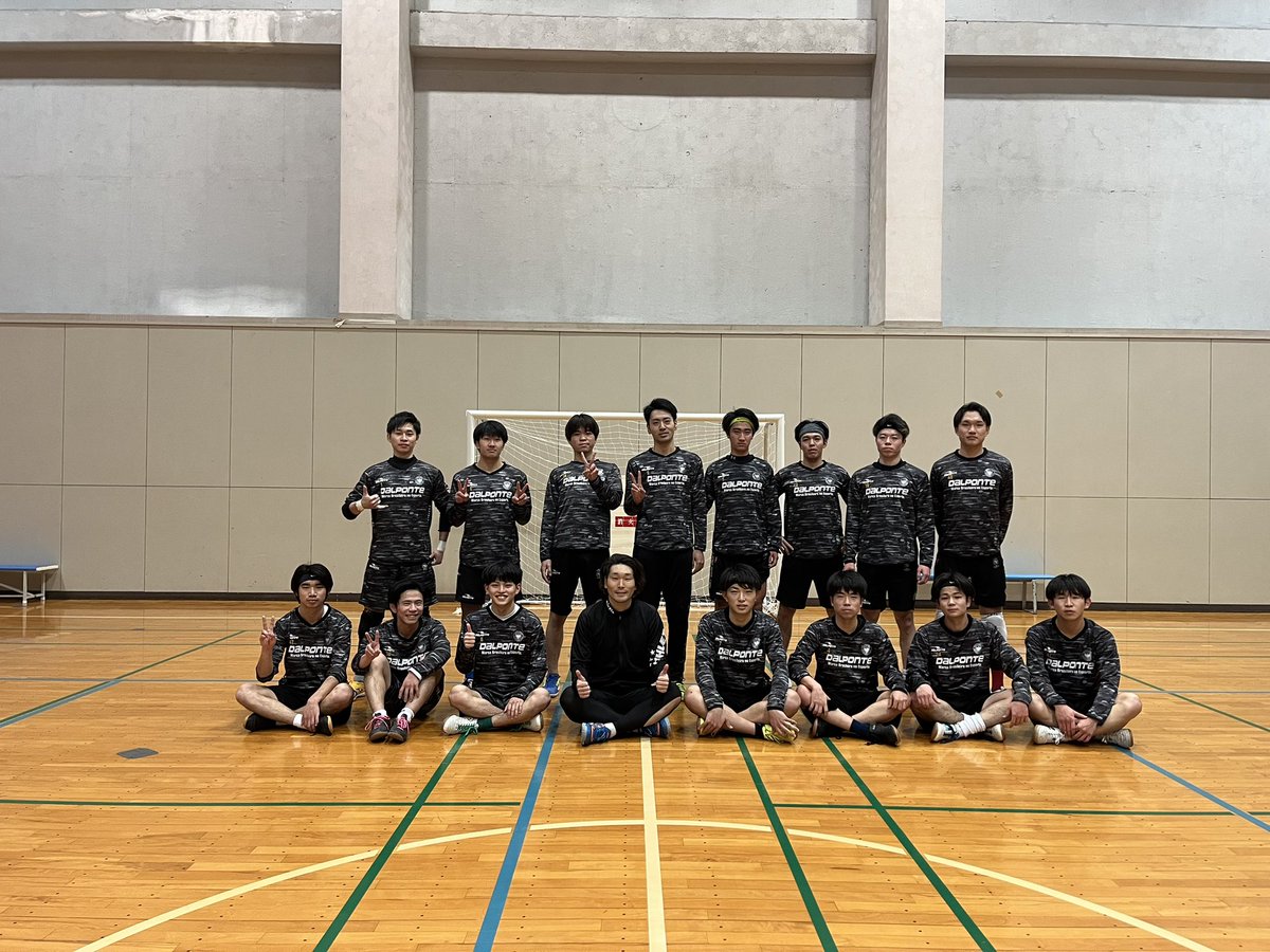 tatsuya_pako's tweet photo. 今日は、鹿児島大学フットサル部zee
@kagoshima_zee
の練習に混ぜてもらいました!
みんなゲームの休憩時間に続々とプレーや、戦術について質問に来てくれました。
自分の経験が、誰かの役に立てることをとても嬉しく思います!
また機会があればよろしくお願いいたします🍀
#realine
#athleta https://t.co/zSuC3DYdT4