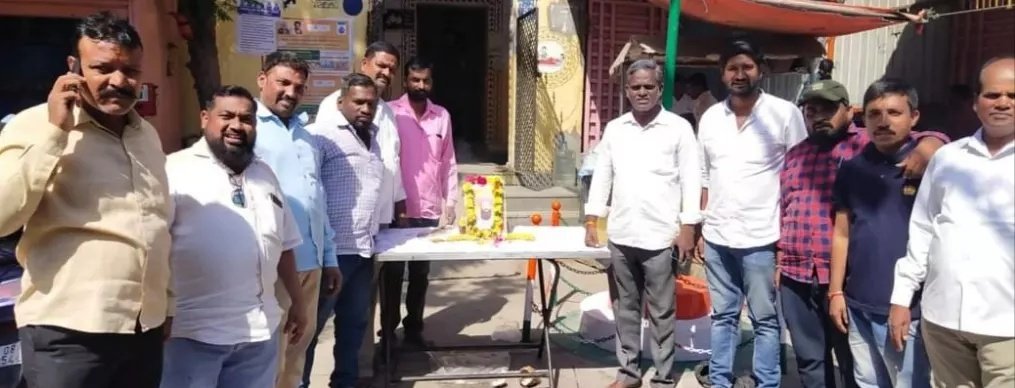 LBorabanda's tweet photo. బంజారా ఆరాధ్య దైవం శ్రీ సంత్ సేవాలాల్ మహారాజ్ సమాజ శ్రేయస్సు కోసం చూపించిన మార్గం ఆదర్శనీయం ఆ మహనీయుడి 284వ జయంతి సందర్భంగా వారికి ఘన నివాళులు💐💐 103బోరబండ డివిజన్ బి ఆర్ ఎస్ అధ్యక్షులు టేకుల కృష్ణమోహన్ ఏరియా సభ కమిటీ మెంబర్ తలారి అనిల్, గార్లు  పాల్గొన్నారు. https://t.co/LlSDpgSy68