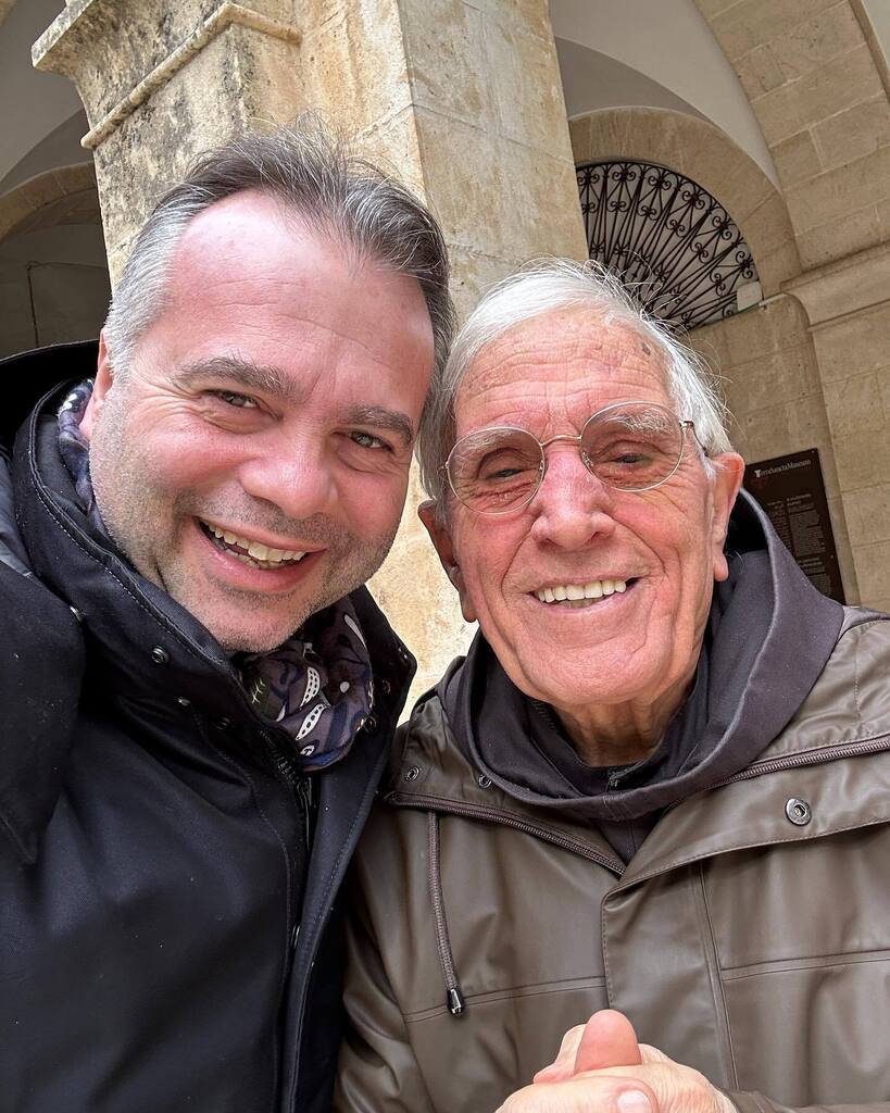 donamoreluca's tweet photo. Se vai in Terra Santa non puoi non incontrare chi l’ha fatta amare e conoscere a migliaia di noi! 
Grazie grande Padre Pio ❤️ https://t.co/wdJ7Sf8Qx7 https://t.co/PkyGwyXsW3