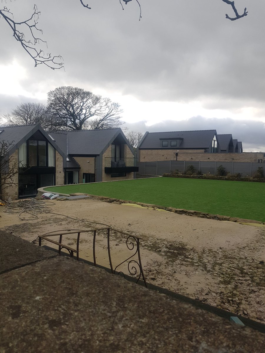 joshpridding_MB's tweet photo. @Shitlawns apparently these houses are going for 1m, 0 privacy, the roof &amp; garden are made of plastic 🤢 https://t.co/EXRrl9g1lv