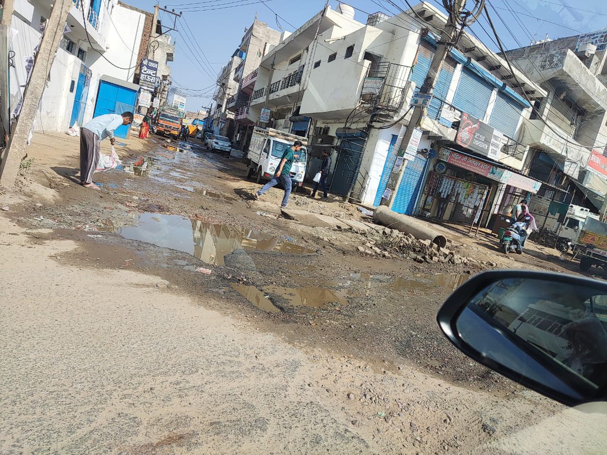 TanmayGuha74's tweet photo. @MunCorpGurugram @DC_Gurugram @cmohry @BrahmYadav14 Concerned officials,Please repair this small stretch of road on priority.Long time,Noone is bothering to look at this damaged road.Many a times problem raise,but no concrete resolution. One of busiest road towards Himgiri Chawk https://t.co/MDah0oh7vD