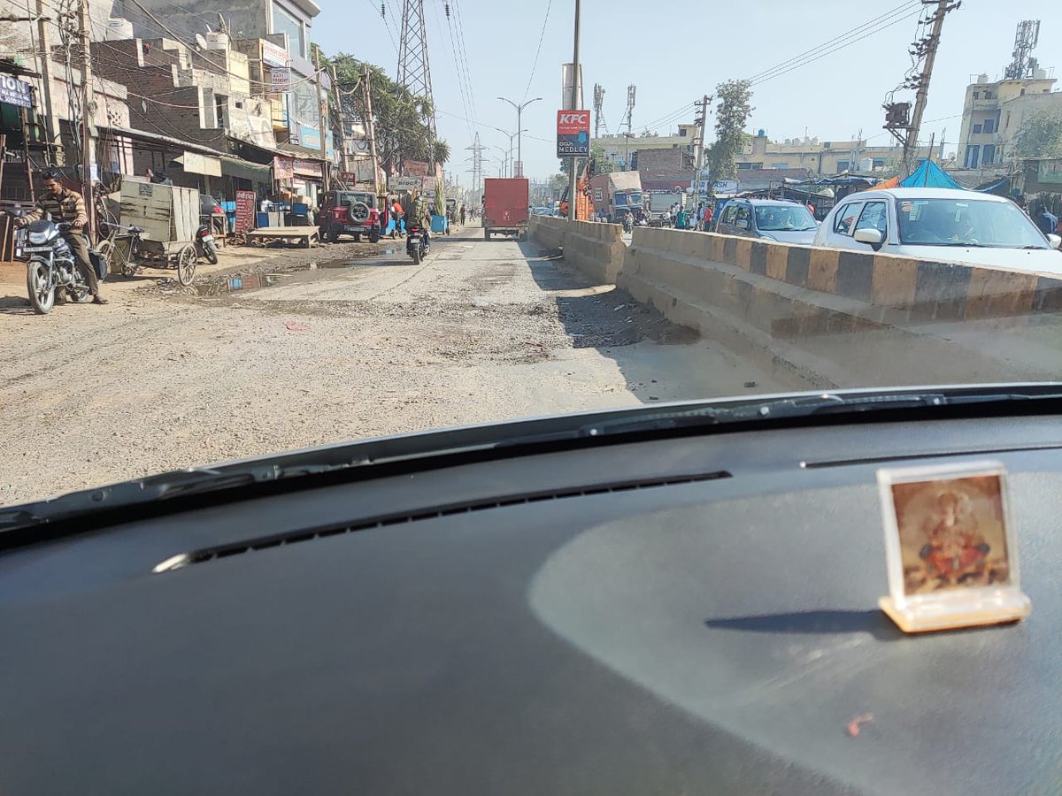 TanmayGuha74's tweet photo. @MunCorpGurugram @DC_Gurugram @cmohry @BrahmYadav14 Concerned officials,Please repair this small stretch of road on priority.Long time,Noone is bothering to look at this damaged road.Many a times problem raise,but no concrete resolution. One of busiest road towards Himgiri Chawk https://t.co/MDah0oh7vD