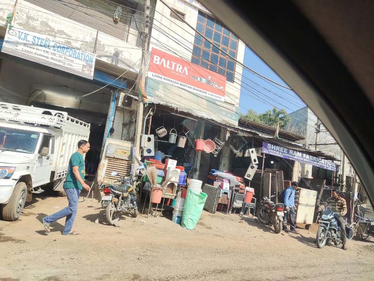 TanmayGuha74's tweet photo. @MunCorpGurugram @DC_Gurugram @cmohry @BrahmYadav14 Concerned officials,Please repair this small stretch of road on priority.Long time,Noone is bothering to look at this damaged road.Many a times problem raise,but no concrete resolution. One of busiest road towards Himgiri Chawk https://t.co/MDah0oh7vD