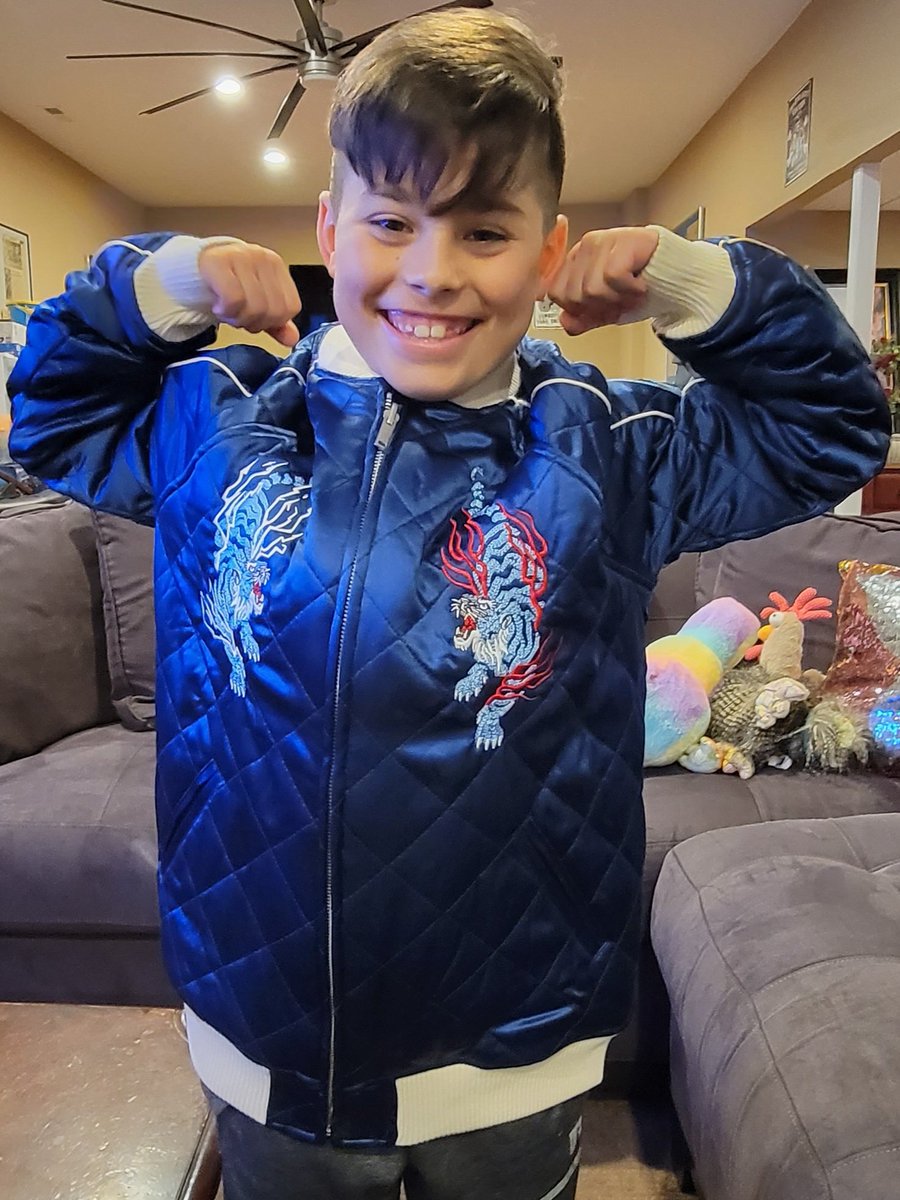 NFLAgentAdam's tweet image. Little man is stylin' &amp;amp; profilin' in his new @AzukiOfficial jacket. Great quality, great team. Thanks @ZAGABOND and squad!!