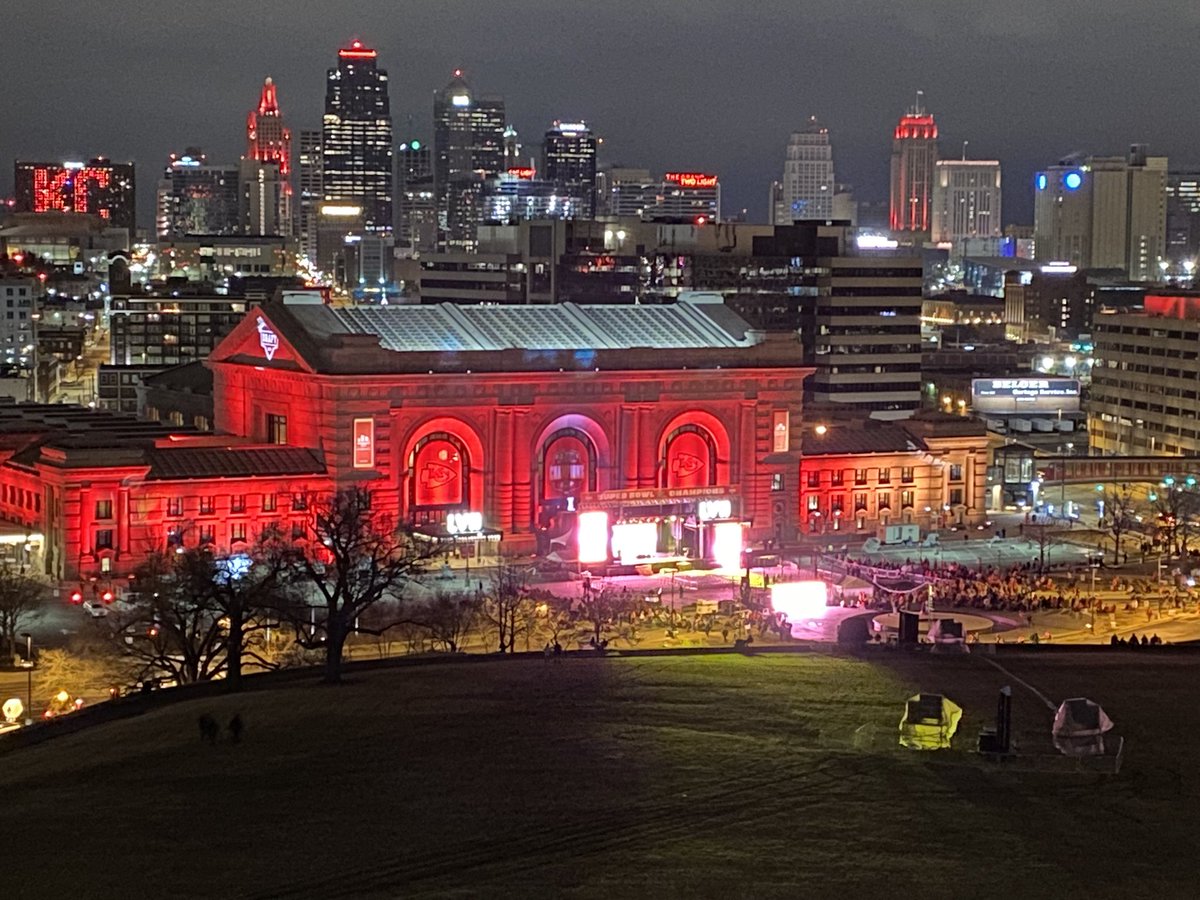 mhaugustine's tweet photo. View from the office is strong today. @Chiefs @UnionStationKC #ChiefsKigndom #chiefsparade https://t.co/Z4uZ2wzGEz