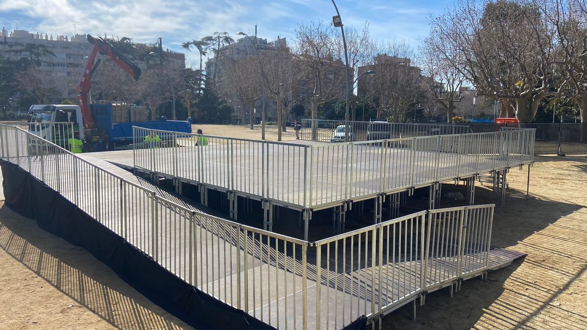 CulturaMataro's tweet photo. Al Parc Central s'està muntant l'escenari del #CarnestoltesMataró amb accés per a persones amb mobilitat reduïda. També hi haurà una tarima d'aquestes característiques per seguir els diversos actes programats. https://t.co/LoHBe4xptW
