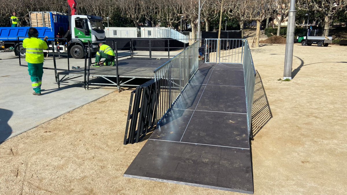 CulturaMataro's tweet photo. Al Parc Central s'està muntant l'escenari del #CarnestoltesMataró amb accés per a persones amb mobilitat reduïda. També hi haurà una tarima d'aquestes característiques per seguir els diversos actes programats. https://t.co/LoHBe4xptW