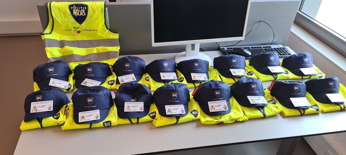 Een spannende dag vandaag. De nieuwe #politiekids 2023 van <a href="/Lansingerland/">Gem. Lansingerland</a> worden #beëdigd op het #gemeentehuis door #burgemeester <a href="/pvandestadt/">Pieter van de Stadt</a> en #Teamchef <a href="/POL_MiddenSchie/">Politie Basisteam Midden-Schieland</a> #johanlemmen in totaal zullen 16 politiekids #trots @KombijdePolitie. <a href="/SylviaLassooy/">Sylvia Lassooy</a> <a href="/peterschuur1/">Peter Schuurmans</a>