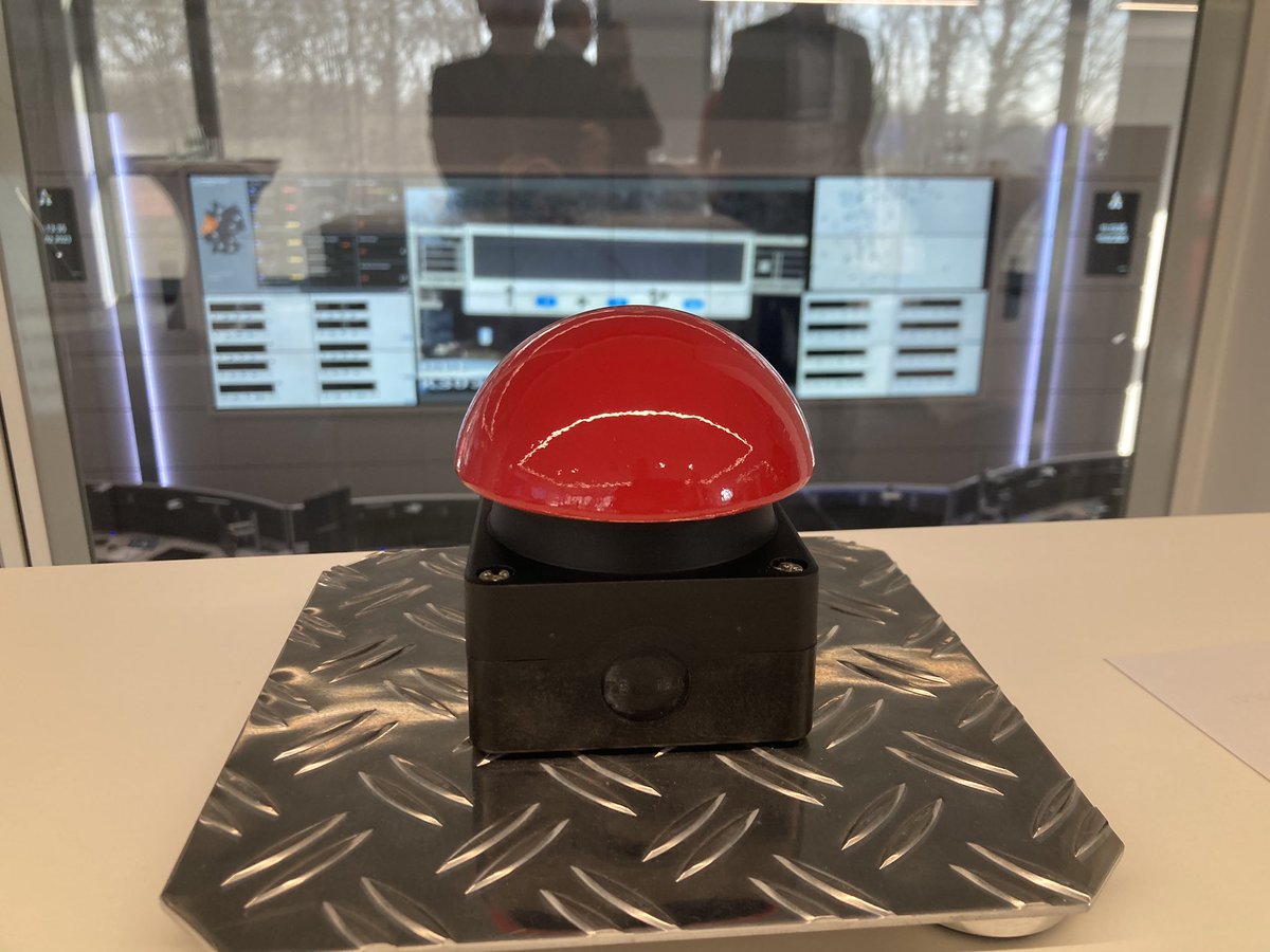 HamannOcke's tweet image. Die Zentrale zur Vermeidung von #Staus in #NRW sitzt in Leverkusen. Von hier aus werden seit heute die elektronischen Hinweistafeln an den #Autobahnen in und um Duisburg gesteuert. #Baustellenmanagement #gemeinsamMobil @OlliLuksic @Wissing @bmdv @Autobahn_Rheinl @IHK_Niederrhein