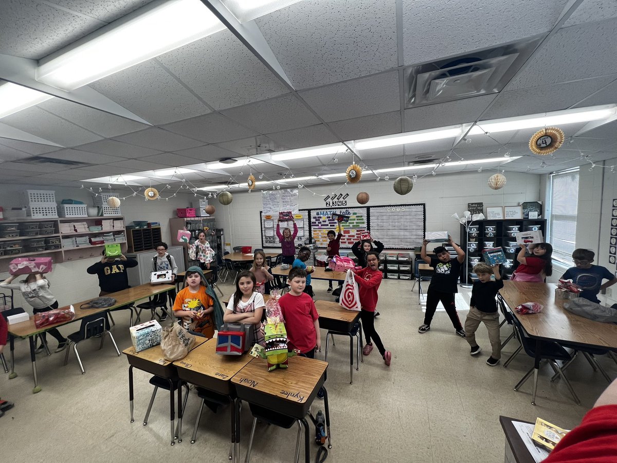 waver_erin's tweet photo. Happy Valentine’s Day from my class to yours! ❤️ @Bostonkidscount https://t.co/KxUGvIglVA