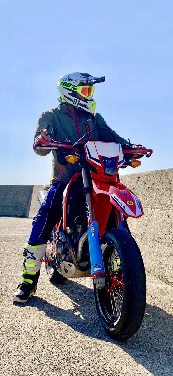 mw5ewSu4lDWKUt4's tweet image. #バイク乗りとして自己紹介  

❇️❇️❇️❇️❇️❇️❇️
名前 : トリッキー
性別 : 男
年齢 : おっさん
住居 : 鳥取県
身長 : 178センチ
愛車 : CRF250L
免許 : 大型二輪免許 他
好き : ツーリング
一言 : オッサンライダーです。よろしくお願います👍
お気軽にフォロー下さい。
#バイク