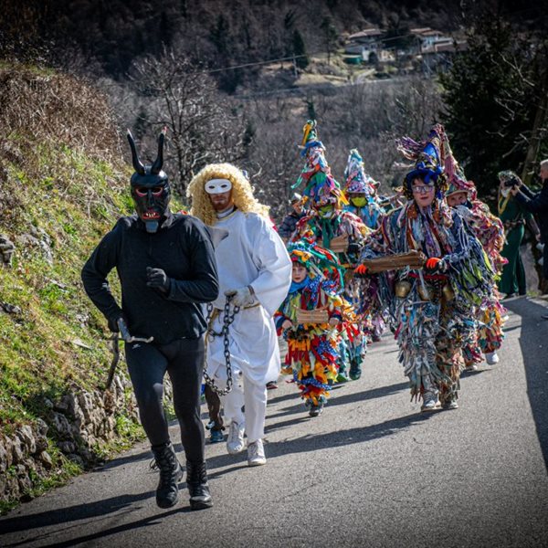 VisitFVG's tweet photo. A #Rodda, nel cuore delle Valli del Natisone, potrete scoprire l’ultima traccia di un rituale arcaico, attraverso gesti, suoni e colori: il tradizionale Pust/Carnevale.😍 

👉 https://t.co/cuQe1A2B2V
#fvglive #iosonofvg https://t.co/AvZUXpjj8t