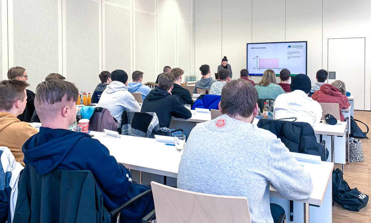 Die #Energiescouts sind los! Im Rahmen einer zweitägigen Veranstaltung wurden 22 #Auszubildende zu den Themen #Energie und #Ressourceneffizienz geschult. Nun geht es wieder zurück in die Unternehmen zur Projektphase, um die Qualifizierung abzuschließen.👉 suhl.ihk.de/energie-scouts