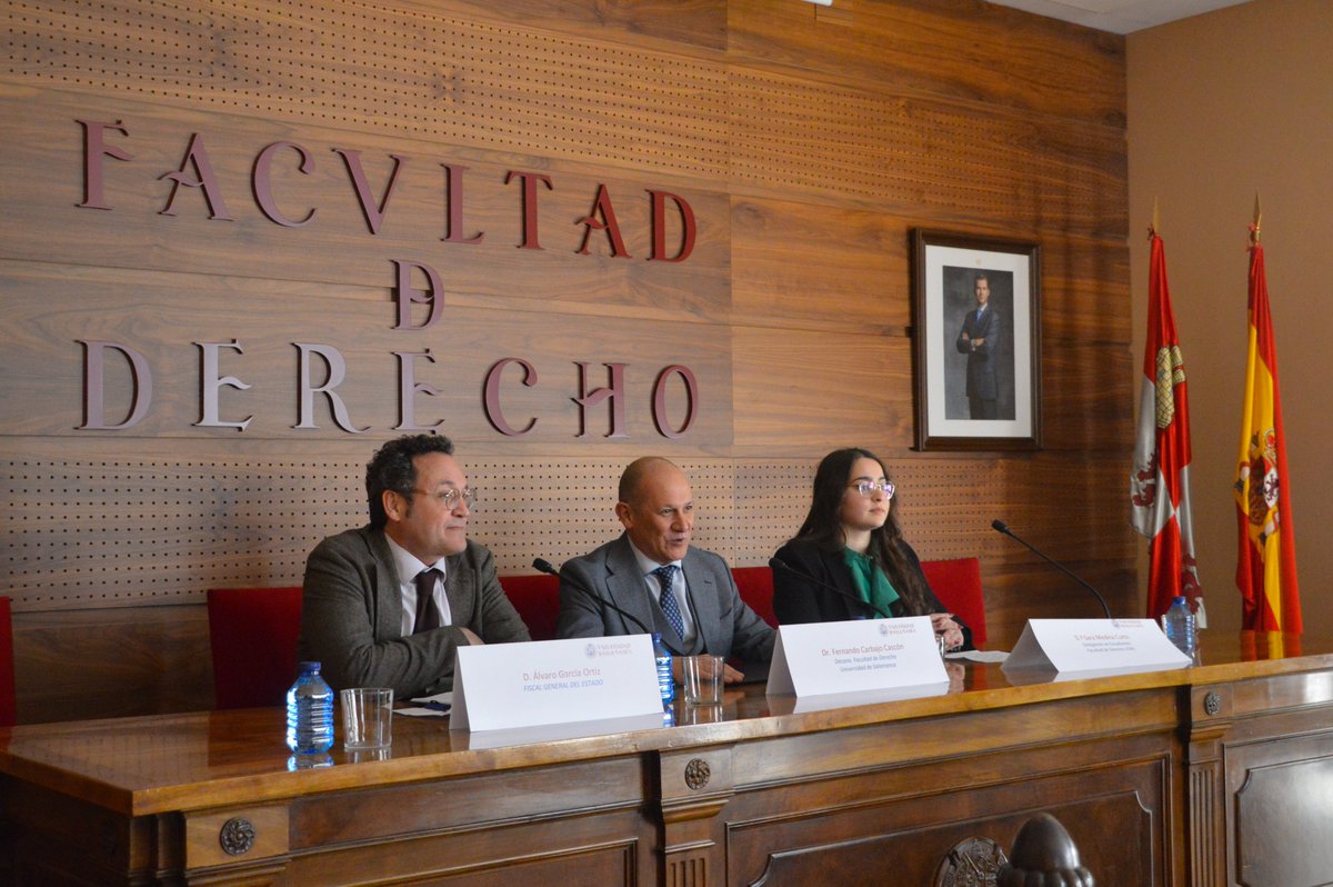 fiscal_es's tweet photo. El Fiscal General, Álvaro García Ortiz, ha impartido una conferencia en la @FacDerechoUsal, dentro de las actividades académicas de las fiestas CODEX 2023.

➡️Ante un auditorio repleto, ha hablado de 'El Ministerio Fiscal. Una visión de futuro'. https://t.co/lbIZUZwmdv