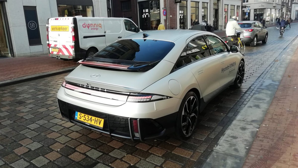 autoblog's tweet photo. Gespot – De nieuwe Ioniq 6, wat vinden we ervan? https://t.co/qBpPDrUUNl https://t.co/dvCIqHOnhO