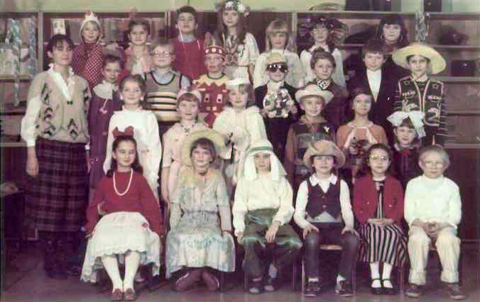 Landsmannscha13's tweet photo. Fastnacht in Klasse 3b in Rybnik 1987
(Aus der Ausstellung "Ich BRAUCH das!" des #oslm © 2022) https://t.co/mPEmEWU7kn
