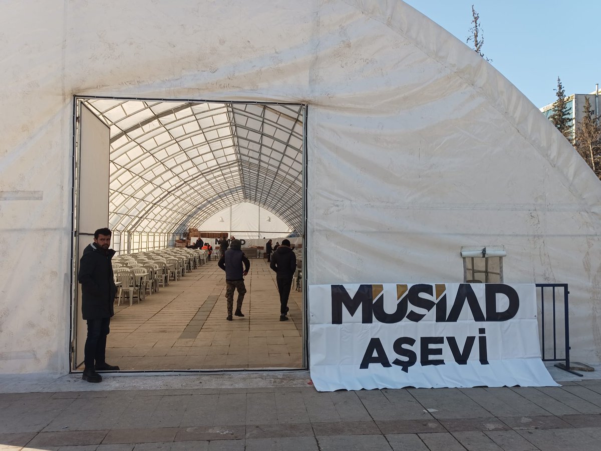 MUSIAD's tweet photo. MÜSİAD Aşevi hizmete girdi. Genel Başkanımız @MahmutAsmali, kurulan aşevinin günlük 5000 kişiye hizmet vereceğini belirtti. MÜSİAD, yeni açılan aşevinin yanında afet bölgesinde çok sayıda aşevi ve seyyar mutfak ile bölgeye sıcak yemek sağlıyor.

📍Milli İrade Parkı, Kahramanmaraş https://t.co/e93N07Gzf7