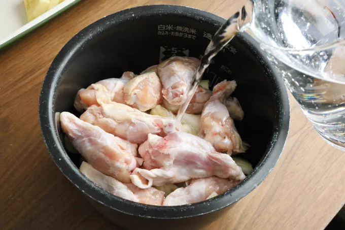 今日は寒かったので、炊飯器で具材を1時間炊飯した「タッカンマリ風」。お肉はほろほろだし、はっちゃめちゃ温まった〜〆はタレとキムチとうどんを入れて卵を落としてもよかったな〜次は絶対やる! 