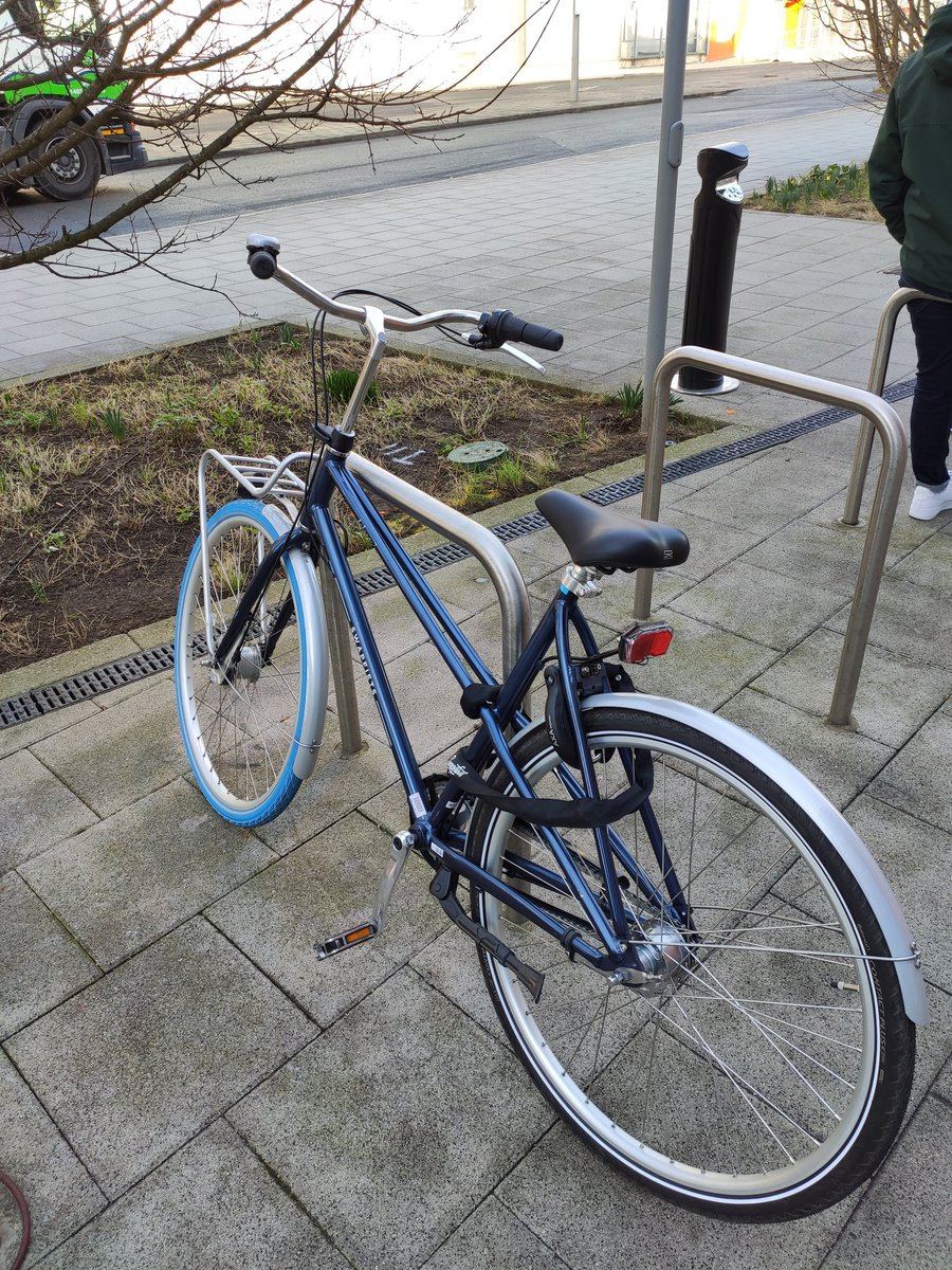 Eu sou do tipo de pessoa que gosta de inventar moda.
Hoje eu aluguei uma bicicleta.