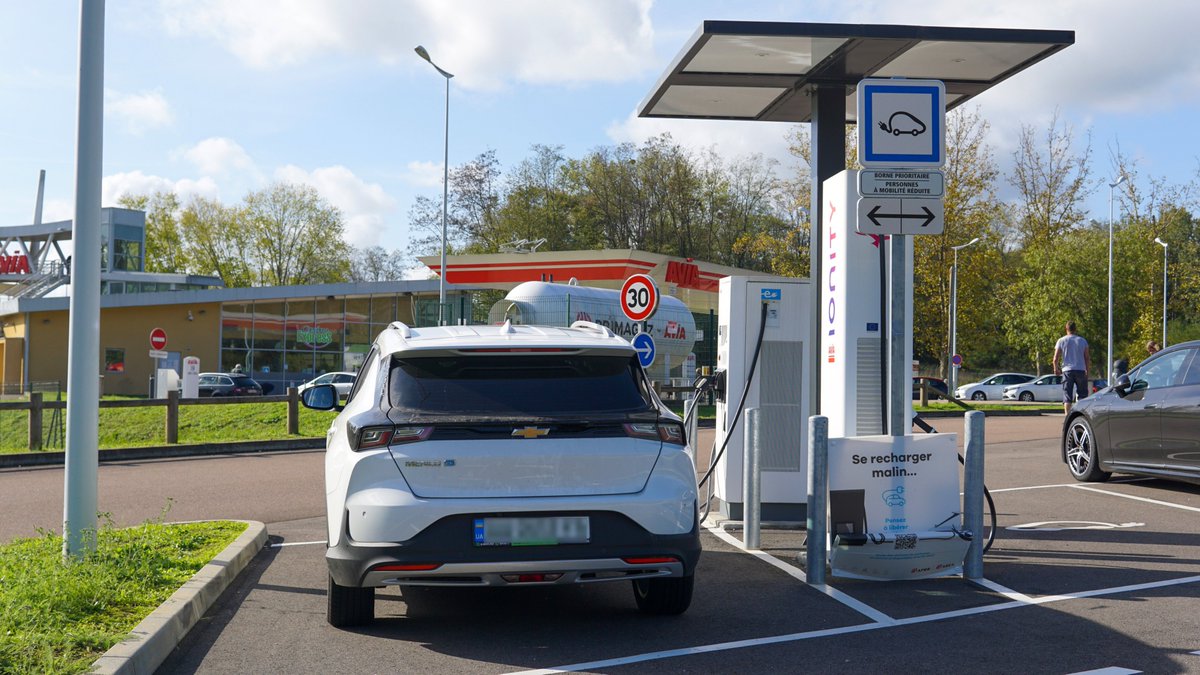 CeremaCom's tweet photo. ▶ Dans le cadre d’un partenariat avec le SDE35 / Syndicat d'Energie @SDE35_ , le #Cerema a travaillé à la réalisation d’un schéma directeur des infrastructures de recharges pour véhicules électriques (#SDIRVE)
https://t.co/dxklGQIKwl https://t.co/GdS7FNVKzk