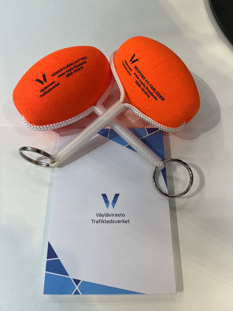 SobottToni's tweet photo. Mitään ei tarvitse muistaa ulkoa kun löytyy hyvät välineet muistin tueksi. avaimetkin pysyy pinnalla🤩 @vaylafi #vesiväylienpalautekanava #venemessut #vene23båt
👉 ilmoita merenkulun turvalaiteviasta 
👉 muu vesiväyläpalaute

🙋‍♂️Tule kyselemään ja juttelemaan meidän kanssa. https://t.co/V9QPQRLMR1