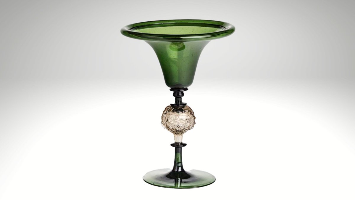 🍸Us imagineu fer-vos el vermut en aquesta copa?

És de vidre bufat a l’aire i en motlle, i data d’entre el 1575 i el 1624.

🤩A la col·lecció d’#artsdecoratives del #MuseudelDisseny conservem joies com aquesta!

🔗tuit.cat/nwsfO