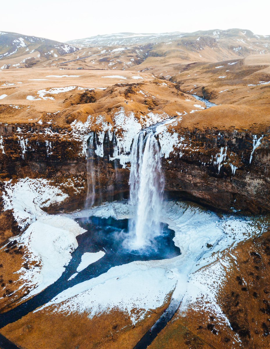 Seljalandsfoss, #Islandia 🇮🇸🔥🌋❄️💧🥶🌨️🏔️ La cascada cae 60 m y es parte del río Seljalands que tiene su origen en el #glaciar Eyjafjallajökull. 📷⤵️Robert Bye on #Unsplash