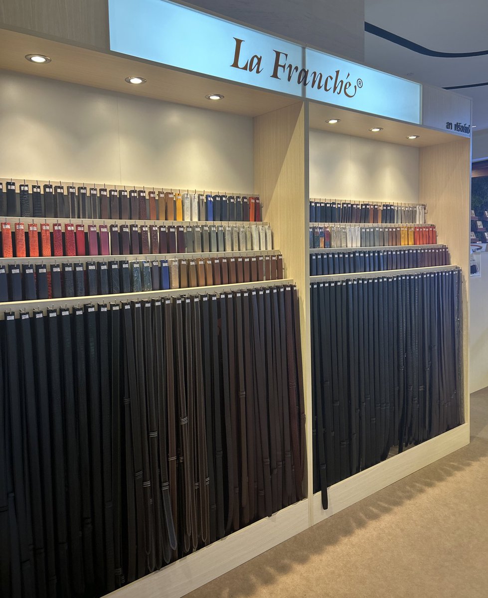 weirderday__'s tweet photo. la franche ร้านเข็มขัดที่ตึกเกสรดีมากเป็นเข็มขัดหนัง customizeเลือกสี,ขนาด,หัวเข็มขัดเองได้หมด ทางร้านจะวัดและเจาะรูให้ ของเยอะเลือกเพลินมีtextureหนังให้เลือกหลายแบบหลายสี เอาไปให้เจาะรูเพิ่มได้ตลอด เส้นนี้พีชโดนมาประมาณ600฿ คุ้มอยู่แนะนำเลยค่าบ⭐️👀 https://t.co/aPG6iHMJHn
