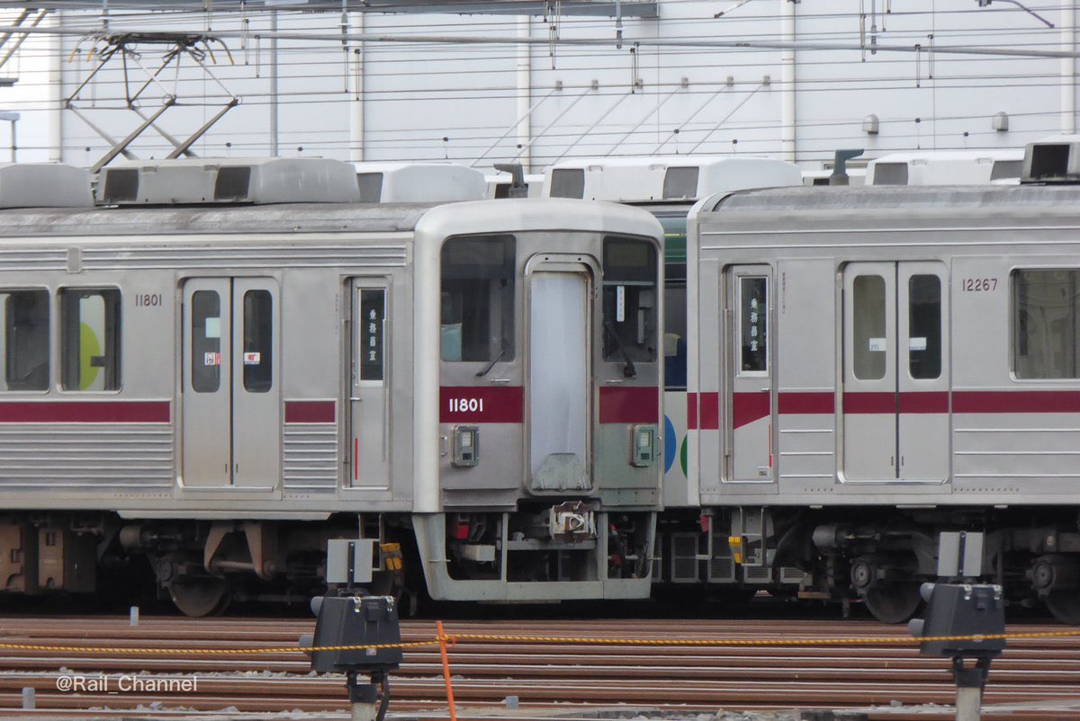 Rail_Channel's tweet photo. 2023.2.15の #南栗橋車両管区
来月で休車1年になる前にどうやら復活しそうな #11801F。貫通扉も4枚目の画像の状態から元に戻ってます。3枚目はブレ画像で見にくいけどパンが上がって通電してます
#10000型 #5103F https://t.co/G3rm8A7edA