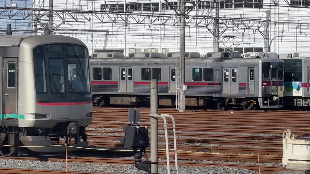 Rail_Channel's tweet photo. 2023.2.15の #南栗橋車両管区
来月で休車1年になる前にどうやら復活しそうな #11801F。貫通扉も4枚目の画像の状態から元に戻ってます。3枚目はブレ画像で見にくいけどパンが上がって通電してます
#10000型 #5103F https://t.co/G3rm8A7edA