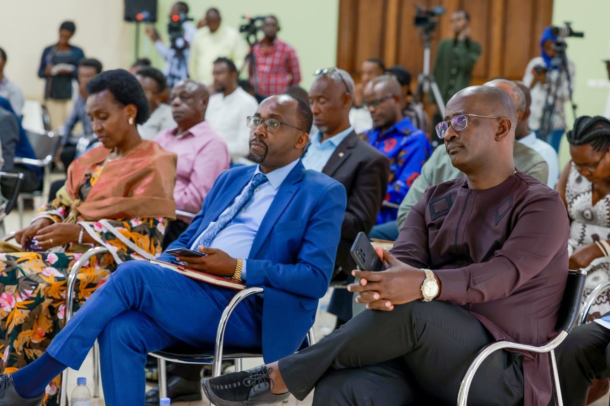 Min. <a href="/MusoniPaula/">Paula Ingabire</a>, Min. <a href="/RMbabazi/">Rosemary mbabazi</a>, DG <a href="/MasozeraRobert/">Robert Masozera</a> bitabiriye imurika ry’Inkoranabuhanga ku Kinyarwanda zateguwe ku bufatanye <a href="/DUmuganda/">DIGITAL UMUGANDA</a> &amp; <a href="/giz_rwanda/">GIZ Rwanda</a>. Mu butumwa bwe Min. <a href="/MusoniPaula/">Paula Ingabire</a> yavuze ko inkoranabuhanga zizafasha gusigasira ururimi kavukire hifashishijwe Ikoranabuhanga