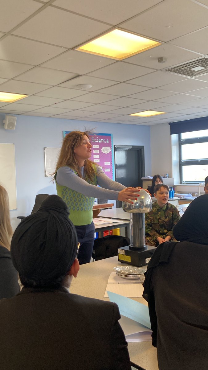 AlbionAcademy's tweet image. Year 8L have been learning all about generating static energy with the use of our Van de Graaff Generator (not the 70&apos;s band).

#Science #VanDeGraaff #ScienceMadeFun