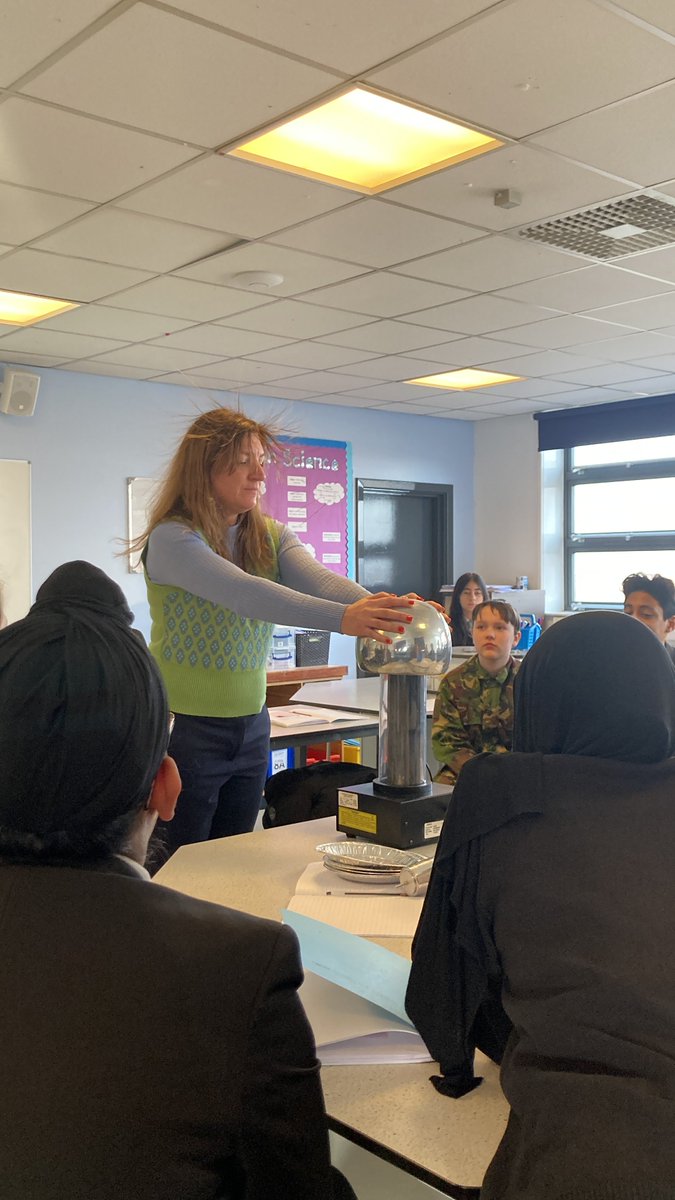 AlbionAcademy's tweet image. Year 8L have been learning all about generating static energy with the use of our Van de Graaff Generator (not the 70&apos;s band).

#Science #VanDeGraaff #ScienceMadeFun