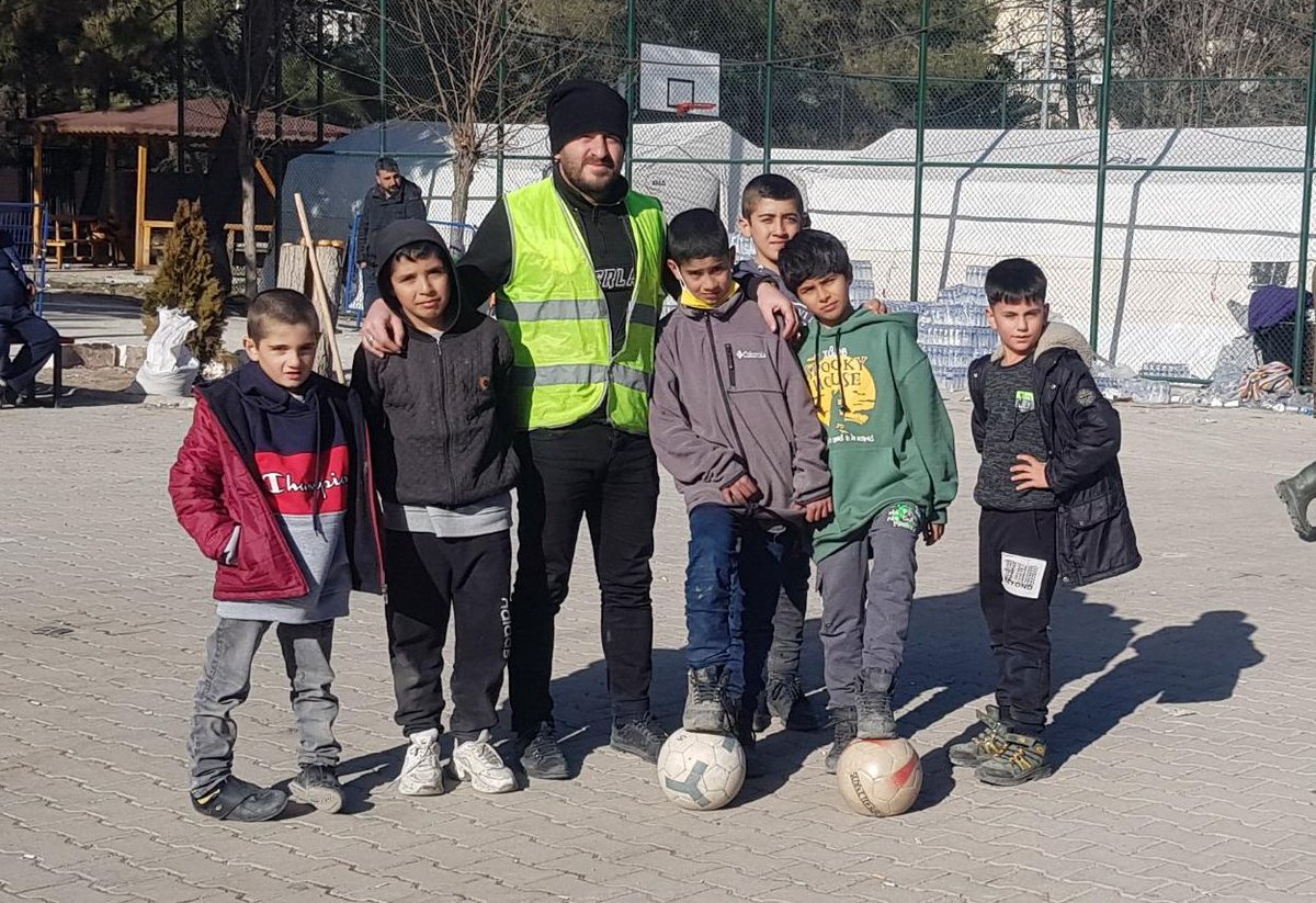 DEPREMZEDE ÇOCUKLAR FUTBOL EĞİTİMİ İLE YAŞADIKLARI KÖTÜ ANIYI BİR ANLIĞINA UNUTTU
mussarkhaber.com/haber/depremze… <a href="/mehmetabbasmus/">mehmet abbas bakış</a>