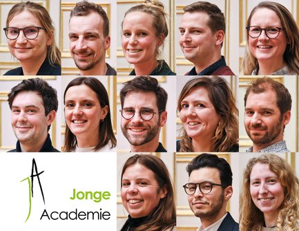 JongeAcademie's tweet photo. Op dit #nieuws zit veel volk te wachten: met hopen enthousiasme en vol verwachting verkiezen we dit jaar 13 nieuwe leden: https://t.co/bJycbwmsWz  
Welkom bij de JA! 
Zij worden tijdens onze 2de lustrumviering op 8 maart plechtig geïnaugureerd. 
👇🧵met alle verkozenen https://t.co/3UklZJfU0f