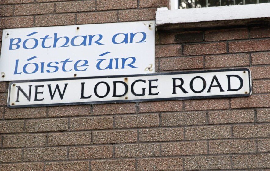 Ffeirste's tweet image. Cur isteach ar comharthaíocht sráide dátheangach ag dearg.ie inniu! 

Go to  to request your bilingual street signage today! #Gaeilge #Streetsign